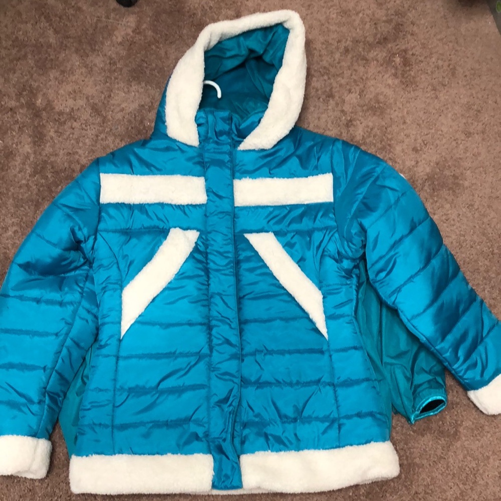 Girl’s hooded puffer jacket.